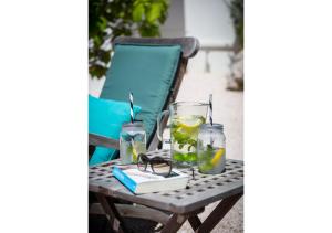 una mesa con copas y bebidas en una silla en Piscadera Bay Resort 23 en Willemstad