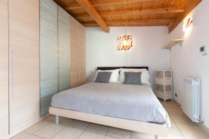 1 dormitorio con 1 cama grande en una habitación en Giardi, en Riomaggiore