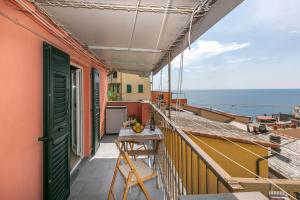 balcón con vistas al océano en Giardi, en Riomaggiore