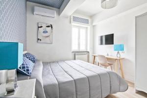 提弗利溫泉的住宿－Hotel La Maison Delle Terme，白色卧室配有一张大床和一张书桌