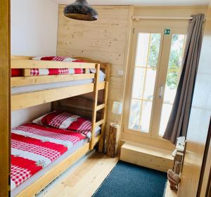 Tempat tidur susun dalam kamar di Chalet Edelweiss
