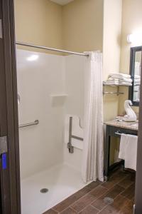Koupelna v ubytování Karnes City Lodge
