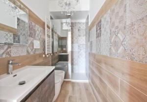 提弗利溫泉的住宿－Hotel La Maison Delle Terme，浴室配有白色水槽和卫生间。