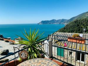 uma vista para o oceano a partir de uma varanda em Corniglia Dreams em Corniglia