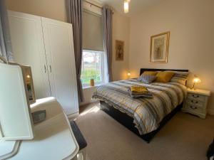 A bed or beds in a room at Fabulous 2 bed Ground floor apartment Belper