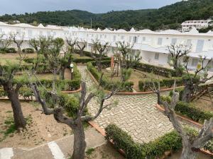 una vista aerea di un cortile con alberi ed edifici di Village GEMINI a Peschici