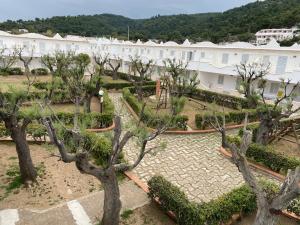an aerial view of a courtyard with trees and buildings at Village GEMINI in Peschici