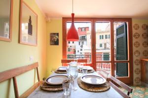 Diara, la casa a colori con terrazzo tesisinde bir restoran veya yemek mekanı