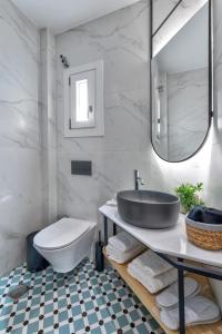 Baðherbergi á Aeolia Boutique Studios +37 myndir