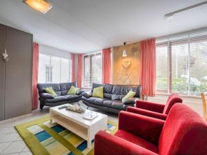 Sala de estar con 2 sofás y mesa de centro en Serene Holiday Home in Ulestraten near Private Forest, en Ulestraten