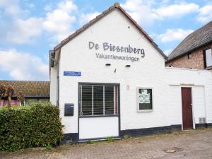 un edificio blanco con las palabras de bresteengang valentinad en él en Serene Holiday Home in Ulestraten near Private Forest, en Ulestraten