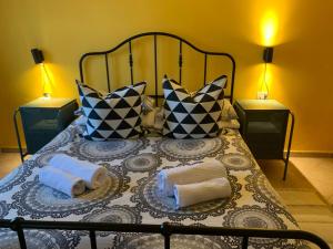 een bed met twee handdoeken en kussens erop bij Casa Duke in Corniglia