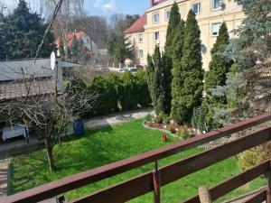 een uitzicht op een tuin vanaf het balkon van een huis bij Apartament Wiosenna in Malbork