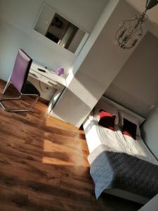 een kamer met een bed, een bureau en een computer bij Apartament Wiosenna in Malbork