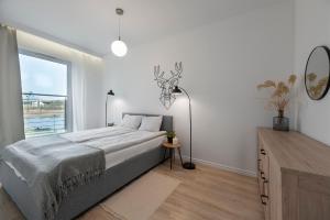 Posteľ alebo postele v izbe v ubytovaní River View - widok na wodę, parking w hali, winda, 3pok i 5 łóżek, klima, Netflix i Max, centrum