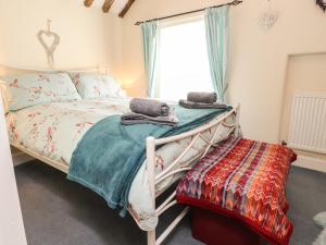 En eller flere senge i et værelse på Beehive Cottage