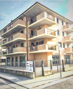 apartamentowiec na rogu ulicy w obiekcie Residenza Leonardo w mieście Porto SantʼElpidio