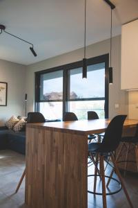 eine Küche und ein Esszimmer mit einem Tisch und Stühlen in der Unterkunft Natural Hel Apartamenty in Hel