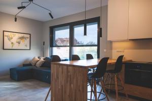 uma cozinha e sala de estar com uma mesa e um sofá em Natural Hel Apartamenty em Hel