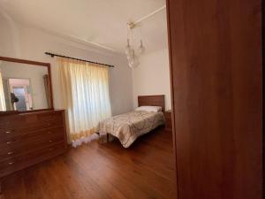 een slaapkamer met een bed, een dressoir en een spiegel bij Casa Tía Blanca in Valverde