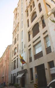 卡塔赫納的住宿－Ganem Suites Cartagena，建筑物前悬挂的旗帜
