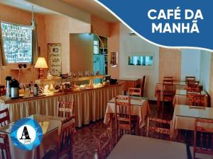 un restaurante con mesas y sillas con las palabras "cafe da manma" en Hotel Aconchego, en Urubici