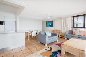un salon avec un canapé et une table dans l'établissement BreakFree Beachpoint, à Gold Coast