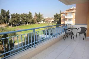 een balkon met een tafel en stoelen en uitzicht bij Apartment Iris Village Kato Paphos in Paphos