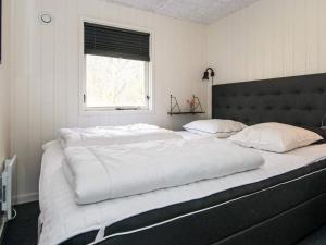 - un grand lit blanc dans une chambre avec fenêtre dans l'établissement Holiday home Toftlund VIII, à Toftlund