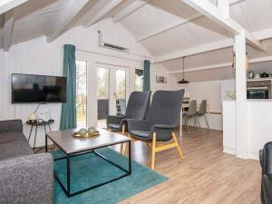 Vestergård的住宿－6 person holiday home in Toftlund，客厅配有椅子和桌子