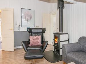 - un salon avec une chaise et une cuisinière dans l'établissement 6 person holiday home in Toftlund, à Vestergård