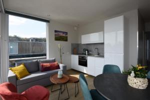 ein Wohnzimmer mit einem Sofa und einem Tisch in der Unterkunft Floating vacationhome Sylt in Maastricht