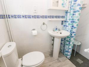 ein kleines Badezimmer mit Toilette und Waschbecken in der Unterkunft Drake Cottage in Seaview + 11 Fotos