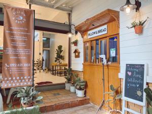 曼谷枕头和面包旅舍的一家在建筑物前有招牌的餐馆
