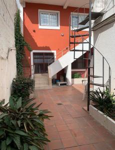 ein Gebäude mit einer Treppe vor einem Gebäude in der Unterkunft Multiespacio Turismo-Trabajo Av Entre Ríos in Salta