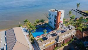 una vista aérea del hotel y de la playa en Padmasari Resort Lovina, en Lovina