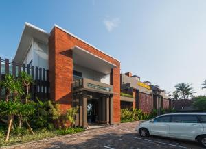 a car parked in front of a building at Padmasari Resort Lovina in Lovina