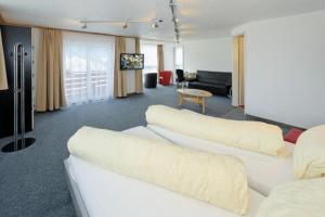 TV at/o entertainment center sa Hotel Eden