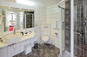 Bathroom sa Hotel Eden