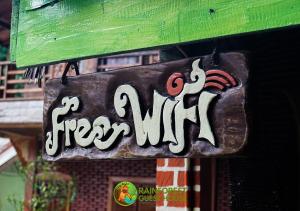 een bord met een noodmix die hangt aan een gebouw bij Rain Forest Guest House in Bukit Lawang