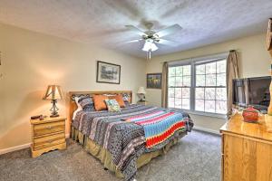 מיטה או מיטות בחדר ב-Mountainside Retreat Stunning Watauga Lake Views!