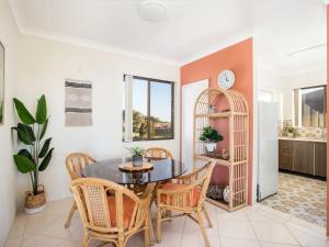 a dining room with a table and chairs at Villa Bianca 10 opposite the Tanks in Forster