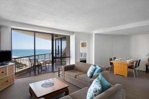 un salon avec vue sur l'océan dans l'établissement Paradise Centre Apartments, à Gold Coast