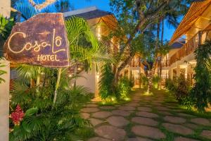 a hotel with a sign that reads coso hotel at CasaLô Hotel in Jericoacoara