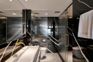 A bathroom at the Arca