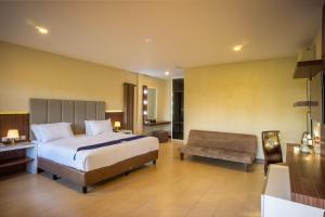 Giường trong phòng chung tại Grand Harvest Resort & Villas