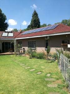 バンダービールパークにあるTrinity Cottageの屋根に太陽光パネルを敷いた家
