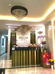 um átrio de um hotel com recepção em ZELDA hotel em Xã Thang Tam