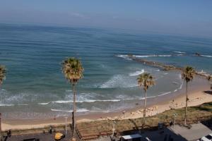 Gallery image of Ten Steps To The sea 4BR And Balcony in Bat Yam