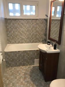 Ένα μπάνιο στο Apartament Colina